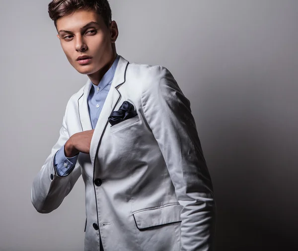 Elegante joven apuesto hombre. Estudio retrato de moda. —  Fotos de Stock