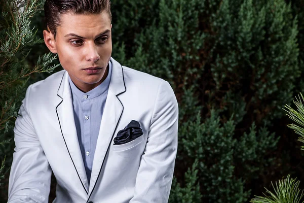 Retrato de joven hermoso hombre de moda contra el jardín de otoño . —  Fotos de Stock