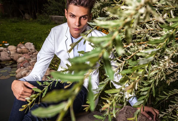 Retrato de joven hermoso hombre de moda contra el jardín de otoño . —  Fotos de Stock