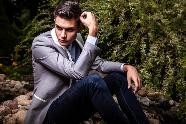 Retrato de joven hermoso hombre de moda contra el jardín de otoño . —  Fotos de Stock