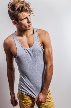 çekici erkek t-shirt giyen.