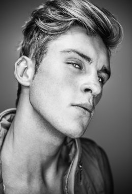 güzel bir yüzü ve gözleri şehvetli adam portresi portre.