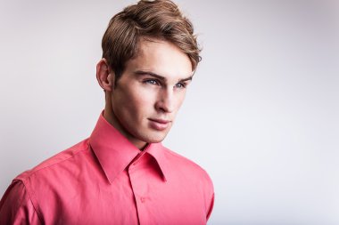 Zarif genç yakışıklı adam. Stüdyo moda portresi.