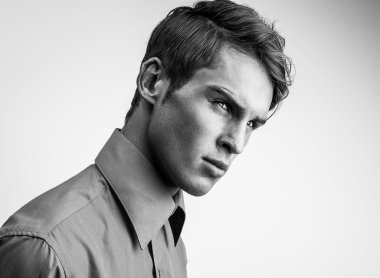 Zarif genç yakışıklı adam. Stüdyo moda portresi.