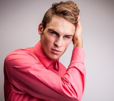 Zarif genç yakışıklı adam. Stüdyo moda portresi.