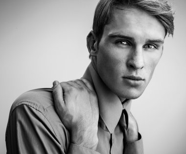 Zarif genç yakışıklı adam. Stüdyo moda portresi.