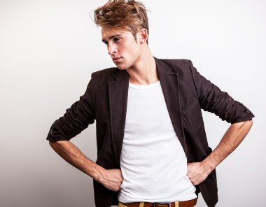 Zarif genç yakışıklı adam. Stüdyo moda portresi.