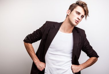 Zarif genç yakışıklı adam. Stüdyo moda portresi.