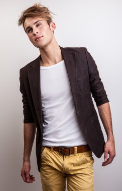 Zarif genç yakışıklı adam. Stüdyo moda portresi.