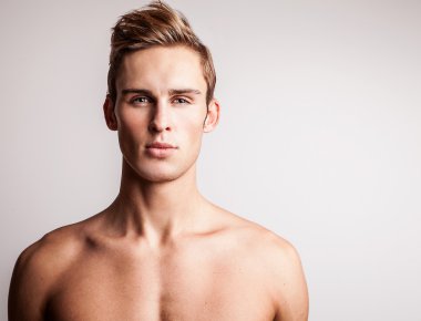 çekici genç çıplak erkek modeli.