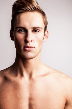 çekici genç çıplak erkek modeli.