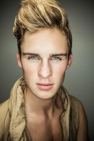 Retrato de close-up do homem sensual com rosto e olhos bonitos . — Fotografia de Stock