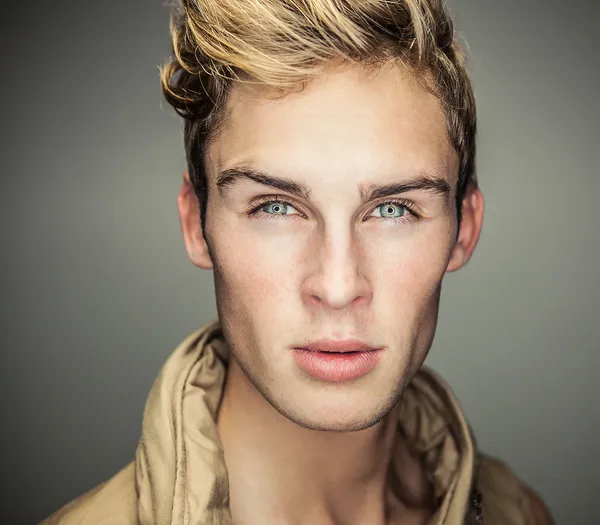 Retrato de primer plano del hombre sensual con cara y ojos hermosos . —  Fotos de Stock