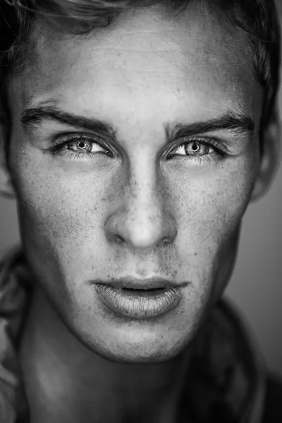 Portret zbliżenie zmysłowy człowieka z piękną twarz i oczy. — Zdjęcie stockowe