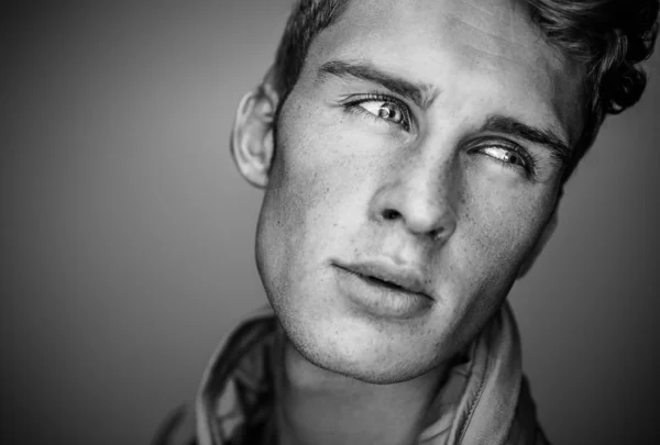 Retrato de primer plano del hombre sensual con cara y ojos hermosos . —  Fotos de Stock