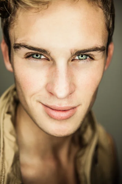 Retrato de primer plano del hombre sensual con cara y ojos hermosos . —  Fotos de Stock