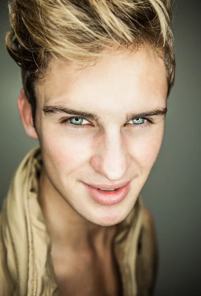 Closeup portret van sensuele man met mooi gezicht en ogen. — Stockfoto