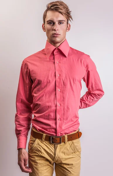 Elegante jonge knappe man. Studio modeportret. — Stockfoto