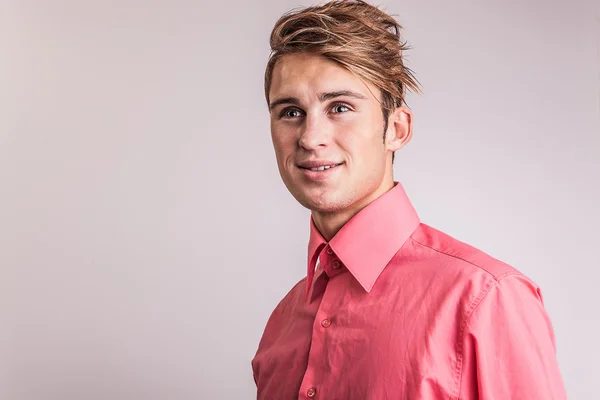 Elegante joven apuesto hombre. Estudio retrato de moda. —  Fotos de Stock