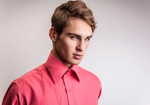 Eleganter junger gutaussehender Mann. Modeporträt im Studio. — Stockfoto