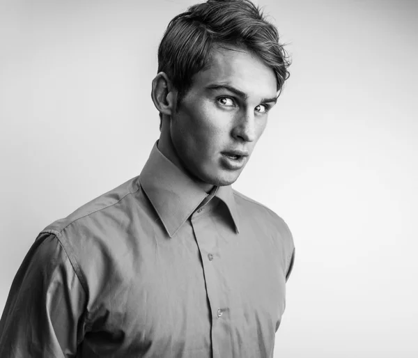 Elegante joven apuesto hombre. Estudio retrato de moda. — Foto de Stock