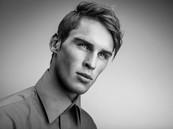 Elegante giovane bell'uomo. Studio ritratto di moda. — Foto Stock