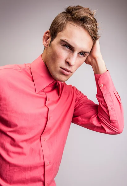 Elégant jeune homme beau. Studio portrait de mode. — Photo