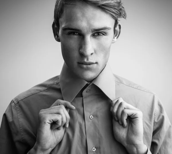 Elégant jeune homme beau. Studio portrait de mode. — Photo