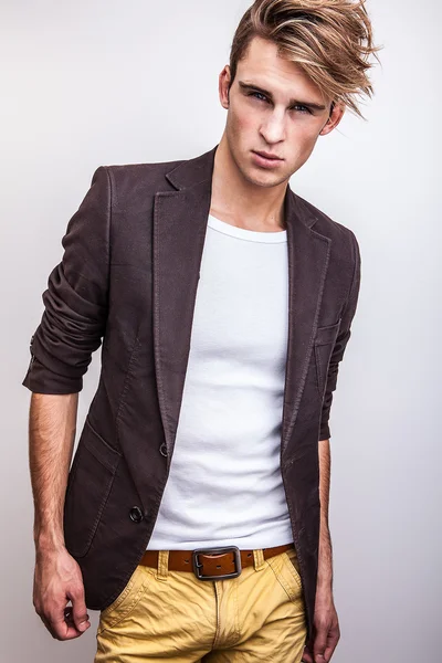 Elegant young handsome man. Studio fashion portrait. — Stock Photo, Image