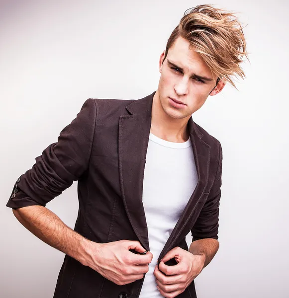 Elegante joven apuesto hombre. Estudio retrato de moda. — Foto de Stock