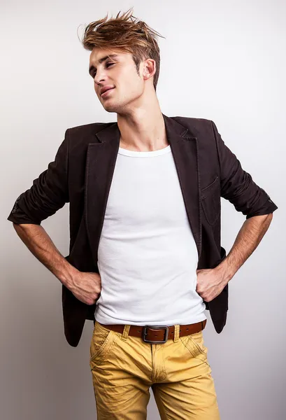 Elegante joven apuesto hombre. Estudio retrato de moda. — Foto de Stock