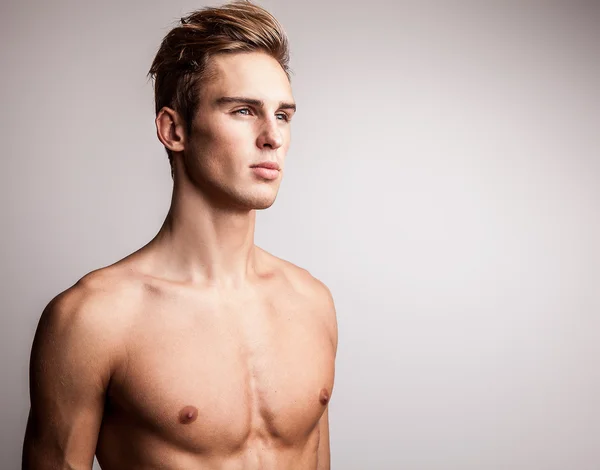 魅力的な若い裸の男性モデル. — ストック写真
