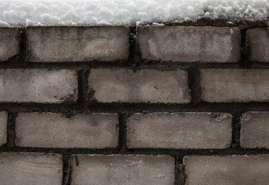 karla kaplı tuğla duvar