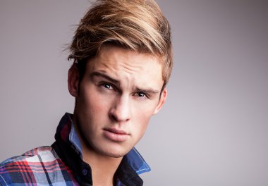 zarif yakışıklı delikanlı. Studio moda portre parlak zemin üzerine.