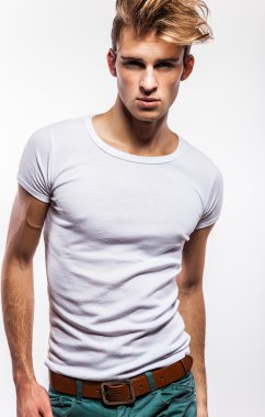çekici bir adam portresi beyaz zemin üzerine kadar yakın t-shirt giyen.