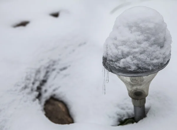 Lantaarn in de sneeuw — Stockfoto