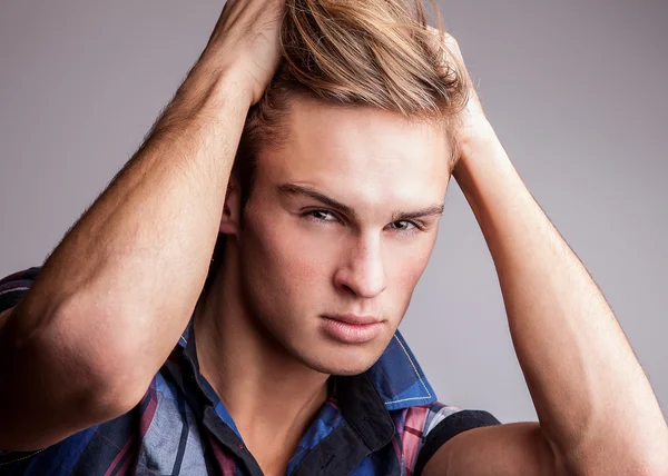 Elegante joven apuesto hombre. Estudio retrato de moda sobre fondo brillante . —  Fotos de Stock