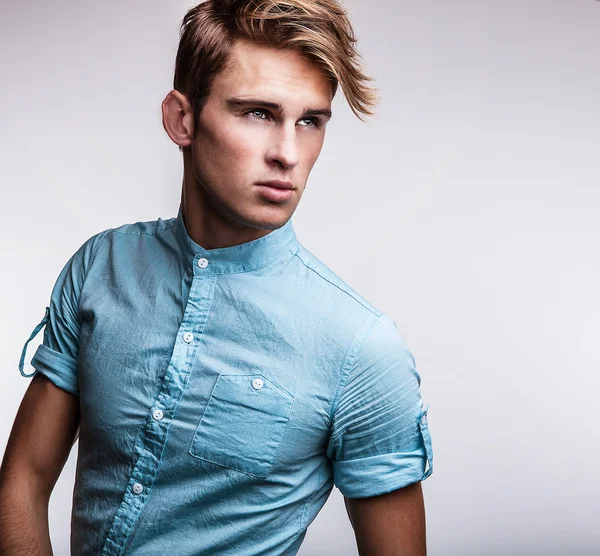 Eleganter junger gutaussehender Mann. Studio Mode Porträt auf hellem Hintergrund. — Stockfoto