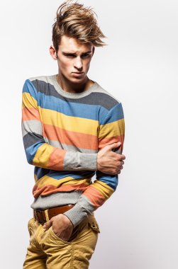 Zarif genç yakışıklı adam. Stüdyo moda portresi.