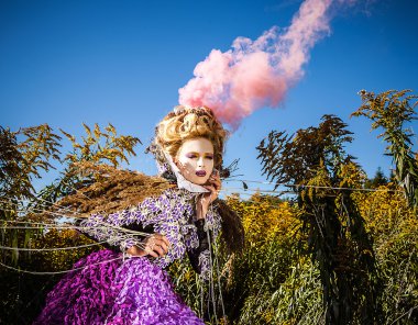 şehvetli kız sonbahar simgeleyen dramatize görüntüsü