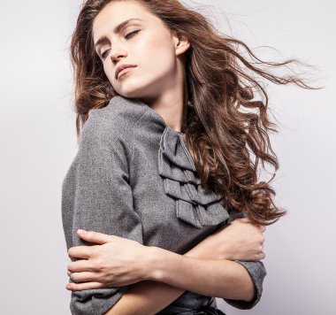 güzel bir kadın moda elbise