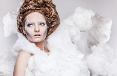 güzel genç kadın yüzü beyaz moda makyaj ile