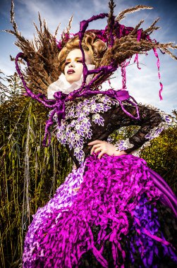 şehvetli kız sonbahar simgeleyen dramatize görüntüsü