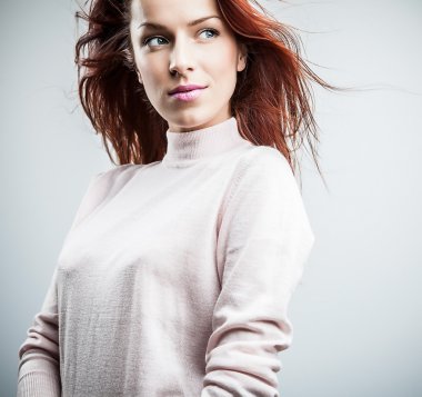 Kızıl genç kadın