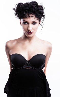 güzel esmer bir kadın portresi