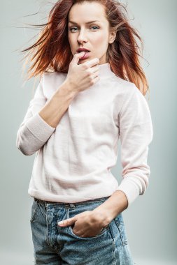 Kızıl genç kadın