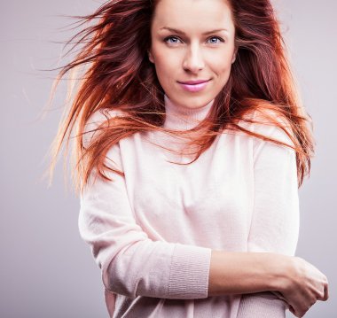 Kızıl genç kadın