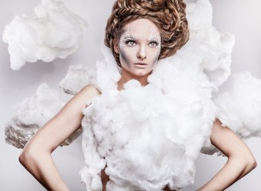 güzel genç kadın yüzü beyaz moda makyaj ile