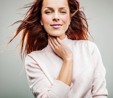 Kızıl genç kadın