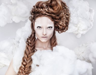 güzel genç kadın yüzü beyaz moda makyaj ile